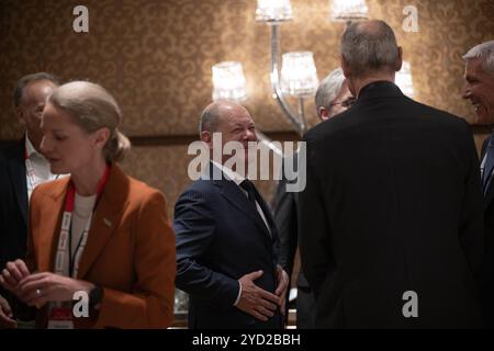 Neu Delhi, Indien. Oktober 2024. Bundeskanzler OLAF Scholz (SPD) spricht mit Mitgliedern der deutschen Wirtschaftsdelegation in Neu-Delhi. Das Motto der siebten indisch-deutschen Regierungskonsultationen lautet: "Gemeinsam mit Innovation, Mobilität und Nachhaltigkeit wachsen". Quelle: Hannes P. Albert/dpa/Alamy Live News Stockfoto