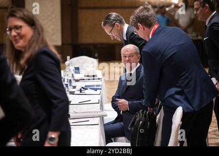 Neu Delhi, Indien. Oktober 2024. Bundeskanzler OLAF Scholz (SPD) spricht mit Mitgliedern der deutschen Wirtschaftsdelegation in Neu-Delhi. Das Motto der siebten indisch-deutschen Regierungskonsultationen lautet: "Gemeinsam mit Innovation, Mobilität und Nachhaltigkeit wachsen". Quelle: Hannes P. Albert/dpa/Alamy Live News Stockfoto