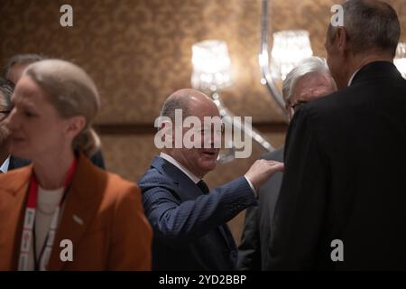Neu Delhi, Indien. Oktober 2024. Bundeskanzler OLAF Scholz (SPD) spricht mit Mitgliedern der deutschen Wirtschaftsdelegation in Neu-Delhi. Das Motto der siebten indisch-deutschen Regierungskonsultationen lautet: "Gemeinsam mit Innovation, Mobilität und Nachhaltigkeit wachsen". Quelle: Hannes P. Albert/dpa/Alamy Live News Stockfoto