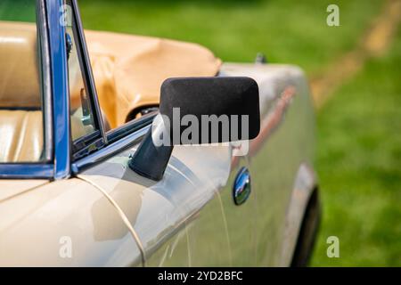 Klassische antike American Cream White Cabrio Seite schwarz Spiegel Nahaufnahme, mit offenem Dach, Chromteile, während im alten Autos zeigen Stockfoto