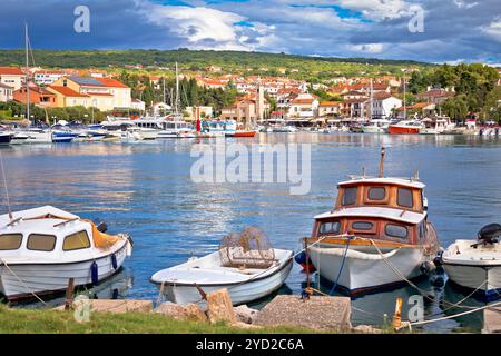 Krk. Stadt Malinska Hafen und Blick aufs Wasser Stockfoto