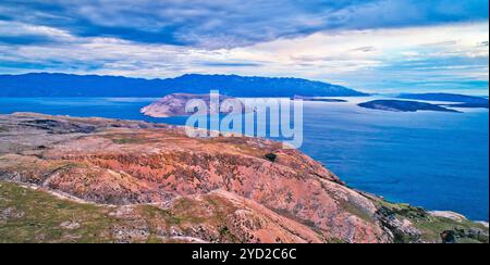 Insel Krk Steinwüste und Insel Prvic Panoramablick aus der Luft nahe Stara Baska Stockfoto