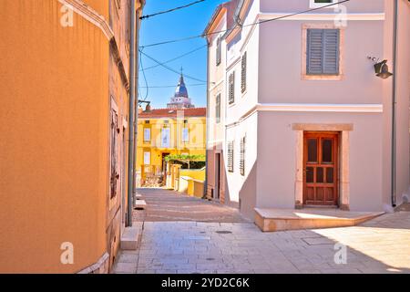 Krk. Die Stadt Omisalj hat einen Blick auf die alte mediterrane Steinstraße Stockfoto