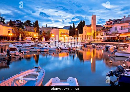 Krk. Die Stadt Malinska bietet einen Blick auf das Wasser und den Hafen bei Sonnenaufgang Stockfoto