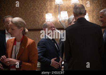 Neu Delhi, Indien. Oktober 2024. Bundeskanzler OLAF Scholz (SPD) spricht mit Mitgliedern der deutschen Wirtschaftsdelegation in Neu-Delhi. Das Motto der siebten indisch-deutschen Regierungskonsultationen lautet: "Gemeinsam mit Innovation, Mobilität und Nachhaltigkeit wachsen". Quelle: Hannes P. Albert/dpa/Alamy Live News Stockfoto