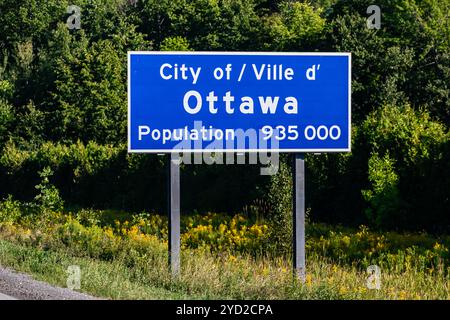 Ottawa city Eingang Informationen Straße blaue Schild am Straßenrand, Kanadische zwei Sprachen Französische und Englische Schilder, Ville d'Ottawa, Kanada Stockfoto