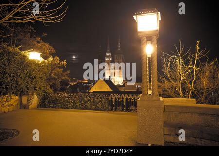 Die Kathedrale von Zagreb und das Stadtbild am Abend von der Oberstadt aus Stockfoto