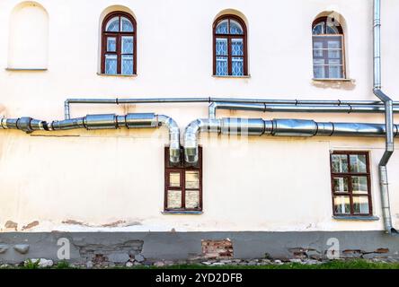 Metallrohre der Belüftungsanlage an der Wand Stockfoto