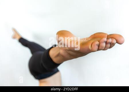 Gesunde Frau im fließenden Yoga-Kurs Stockfoto