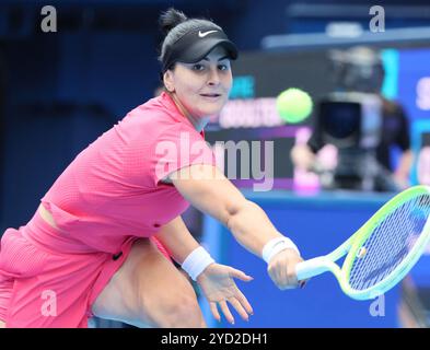 Tokio, Japan. Oktober 2024. Die Kanadierin Bianca Andreescu kehrt den Ball gegen Katie Boulter aus Großbritannien beim Viertelfinalspiel des Toray Pan Pacific Tennis Turniers im Ariake Colosseum in Tokio am Freitag, den 25. Oktober 2024, zurück. Boulter besiegte Andreescu. (Foto: Yoshio Tsunoda/AFLO) Stockfoto