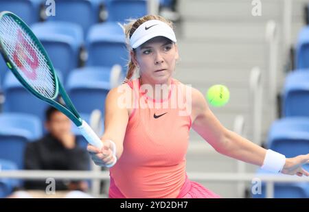 Tokio, Japan. Oktober 2024. Die britische Katie Boulter kehrt den Ball gegen die kanadische Bianca Andreescu zurück, die am Freitag, den 25. Oktober 2024, im Viertelfinalspiel des Toray Pan Pacific Tennis Turniers im Ariake Colosseum in Tokio stattfindet. Boulter besiegte Andreescu. (Foto: Yoshio Tsunoda/AFLO) Stockfoto