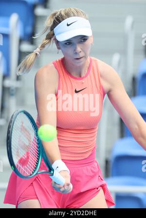 Tokio, Japan. Oktober 2024. Die britische Katie Boulter kehrt den Ball gegen die kanadische Bianca Andreescu zurück, die am Freitag, den 25. Oktober 2024, im Viertelfinalspiel des Toray Pan Pacific Tennis Turniers im Ariake Colosseum in Tokio stattfindet. Boulter besiegte Andreescu. (Foto: Yoshio Tsunoda/AFLO) Stockfoto