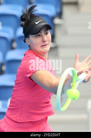 Tokio, Japan. Oktober 2024. Die Kanadierin Bianca Andreescu kehrt den Ball gegen Katie Boulter aus Großbritannien beim Viertelfinalspiel des Toray Pan Pacific Tennis Turniers im Ariake Colosseum in Tokio am Freitag, den 25. Oktober 2024, zurück. Boulter besiegte Andreescu. (Foto: Yoshio Tsunoda/AFLO) Stockfoto