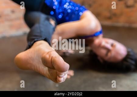 Gesunde Frau im fließenden Yoga-Kurs Stockfoto