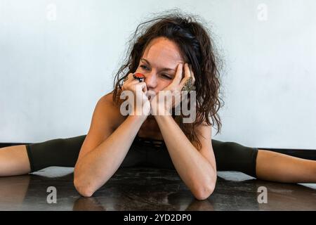 Gesunde Frau im fließenden Yoga-Kurs Stockfoto