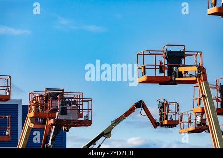 Eine Gruppe von Cherry Picker, Hubarbeitsbühnen, sind in einem erhöhten Zustand im Lager gesehen, hydraulische Mobilkrane mit Kopie Raum Stockfoto