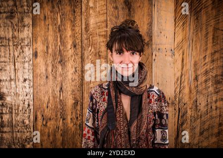 Attraktive junge Frau, die in die Kamera lächelt. Stockfoto