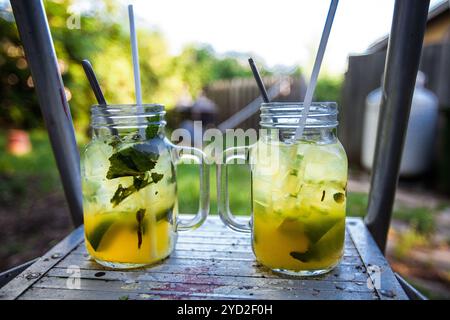 Zwei Mojito-Gläser aus Glas mit Eis und Strohhalmen. Stockfoto