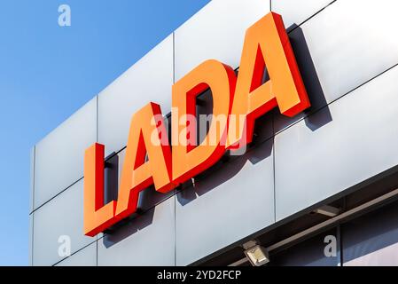 Samara, Russland - 20. April 2019: Lada Händler Zeichen auf das Amt des offiziellen Händler. Lada ist eine russische Automobilhersteller Stockfoto