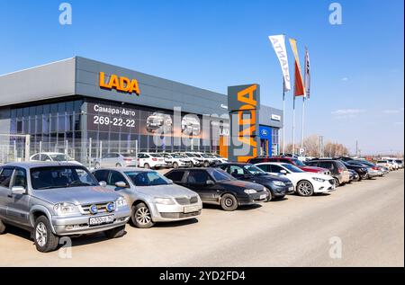 Samara, Russland - 20. April 2019: Bau von offiziellen Händler Lada in Samara. Lada ist eine russische Automobilhersteller Stockfoto