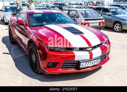 Samara, Russland - 18. Mai 2019: Fahrzeug Chevrolet Camaro oben an der Straße geparkt Stockfoto