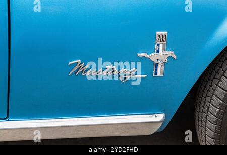 Ford Mustang-Logo im Retro-Auto Stockfoto