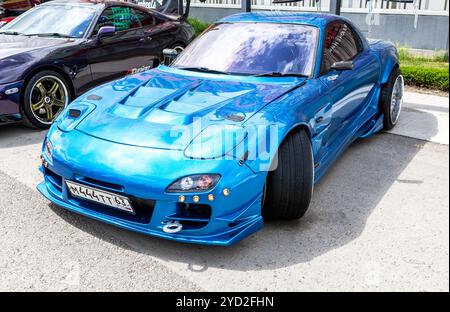 Samara, Russland - 18. Mai 2019: Fahrzeug Mazda RX-7 oben an der Straße geparkt Stockfoto