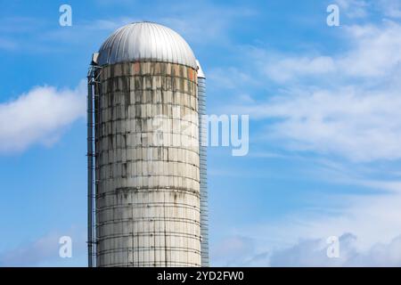 Stabsilo aus Beton vor blauem Himmel Stockfoto