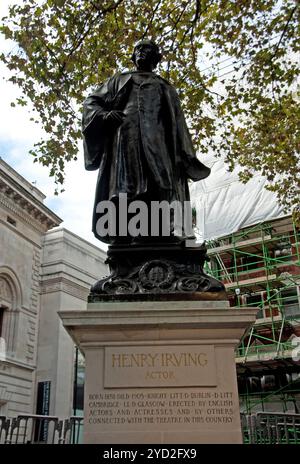 Statue von Henry Irving, Schauspieler, City of Westminster, London, England Vereinigtes Königreich. Ein englischer Bühnenschauspieler in der viktorianischen Ära. Stockfoto