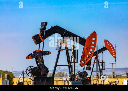 Ölbrunnen-Pumpjack in ländlicher Landschaft Stockfoto