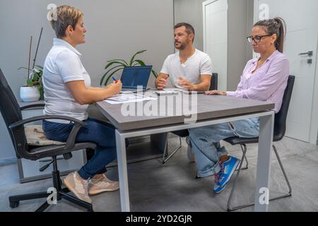 Ehefrau und Ehemann in einer Klinik, schönes junges Paar in der Schwangerschaftsberatungszeit. Stockfoto