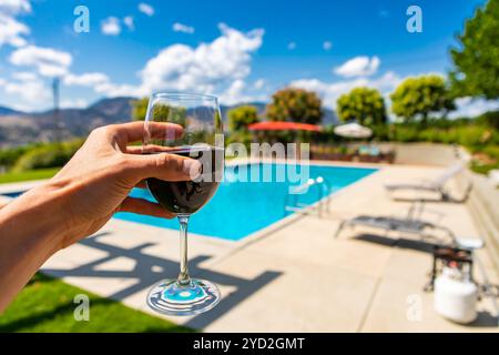 Weinprobe im Schwimmbad Stockfoto