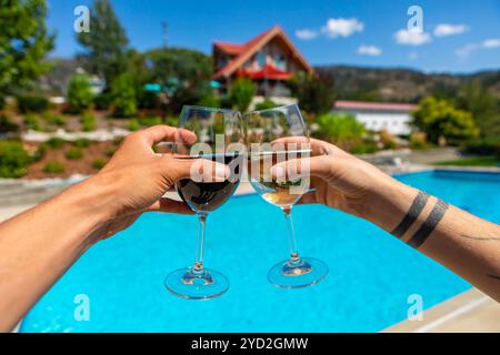 Weinprobe im Schwimmbad Stockfoto