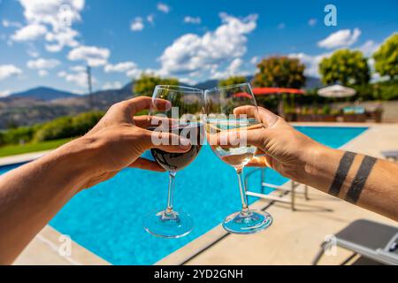 Weinprobe im Schwimmbad Stockfoto