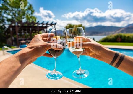 Weinprobe im Schwimmbad Stockfoto