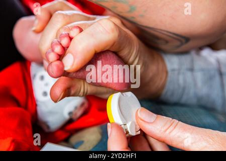 Geburtshelfer überprüft Neugeborenes Stockfoto