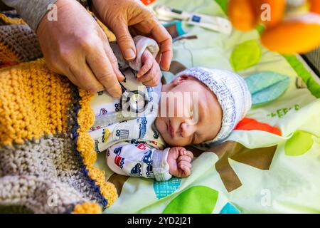 Geburtshelfer überprüft Neugeborenes Stockfoto