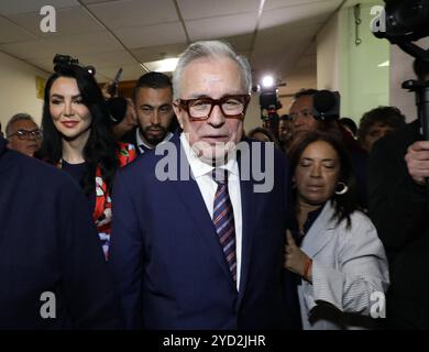 Gouverneur des Bundesstaates Sinaloa, Ruben Rocha, Besuch des mexikanischen Kongresses der Gouverneur des Bundesstaates Sinaloa, Ruben Rocha, während seines Besuchs auf dem mexikanischen Kongress im Rahmen seiner Arbeitstour, wo er sich mit der Frage der Gewalt in Sinaloa und der Gefangennahme des mutmaßlichen Drogenhändlers Mayo Zambada befasste. Am 24. Oktober 2024 in Mexiko-Stadt. Mexico City CDMX Mexico Copyright: XIanxRoblesx Stockfoto