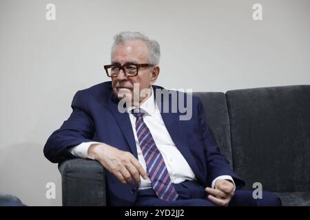 Gouverneur des Bundesstaates Sinaloa, Ruben Rocha, Besuch des mexikanischen Kongresses der Gouverneur des Bundesstaates Sinaloa, Ruben Rocha, während seines Besuchs auf dem mexikanischen Kongress im Rahmen seiner Arbeitstour, wo er sich mit der Frage der Gewalt in Sinaloa und der Gefangennahme des mutmaßlichen Drogenhändlers Mayo Zambada befasste. Am 24. Oktober 2024 in Mexiko-Stadt. Mexico City CDMX Mexico Copyright: XIanxRoblesx Stockfoto