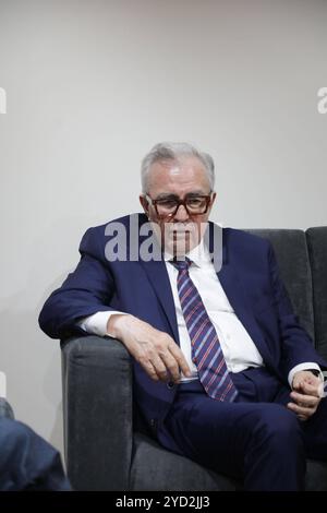 Gouverneur des Bundesstaates Sinaloa, Ruben Rocha, Besuch des mexikanischen Kongresses der Gouverneur des Bundesstaates Sinaloa, Ruben Rocha, während seines Besuchs auf dem mexikanischen Kongress im Rahmen seiner Arbeitstour, wo er sich mit der Frage der Gewalt in Sinaloa und der Gefangennahme des mutmaßlichen Drogenhändlers Mayo Zambada befasste. Am 24. Oktober 2024 in Mexiko-Stadt. Mexico City CDMX Mexico Copyright: XIanxRoblesx Stockfoto