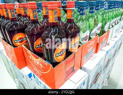 Samara, Russland - 26. Januar 2020: Alkoholische Getränke in Flaschen Martini Vermouth bereit für den Verkauf im Superstore Stockfoto