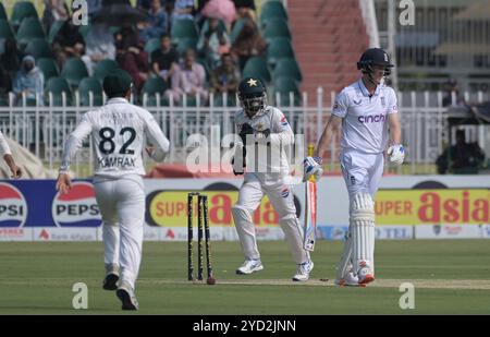 Rawalpindi, Pakistan. Oktober 2024. Pakistans Spieler feiert, den Drachen des englischen Spielers ben duckett beim letzten Cricket Test Match zwischen Pakistan und England im Pindi Cricket Stadium zu erobern (Foto: Mercedes Menendez/Pacific Press) Credit: Pacific Press Media Production Corp./Alamy Live News Stockfoto