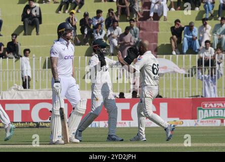 Rawalpindi, Pakistan. Oktober 2024. Pakistans Spieler feiert, dass er beim letzten Cricket Test Match zwischen Pakistan und England im Pindi Cricket Stadium die Rolle des englischen Spielers Ben Stokes übernehmen will (Foto: Mercedes Menendez/Pacific Press) Credit: Pacific Press Media Production Corp./Alamy Live News Stockfoto