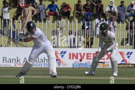 Rawalpindi, Pakistan. Oktober 2024. England Spieler Jamie Smith in Aktion während des ersten Tages des zweiten und letzten Cricket Test Matches zwischen Pakistan und England Pindi Cricket Stadium in Rawalpindi (Foto: Mercedes Menendez/Pacific Press) Credit: Pacific Press Media Production Corp./Alamy Live News Stockfoto