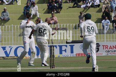 Rawalpindi, Pakistan. Oktober 2024. Pakistans Spieler feiert, dass er beim letzten Cricket Test Match zwischen Pakistan und England im Pindi Cricket Stadium die Rolle des englischen Spielers Ben Stokes übernehmen will (Foto: Mercedes Menendez/Pacific Press) Credit: Pacific Press Media Production Corp./Alamy Live News Stockfoto