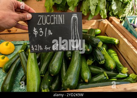 Handgeschriebenes Schild auf dem lokalen Bauernmarkt Stockfoto