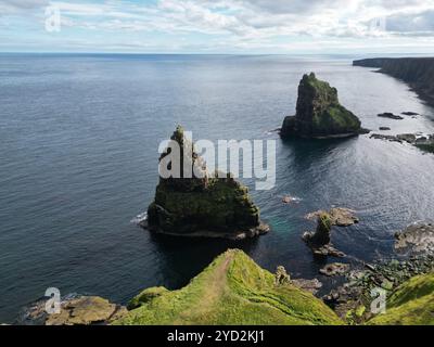 Die Duncansby Stacks, markante Felsformationen an der Nordostküste Schottlands nahe John o' Groats. Stockfoto