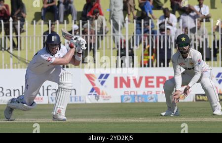 Rawalpindi, Pakistan. Oktober 2024. England Spieler Gus Atkinson in Aktion am 1. Tag des zweiten und letzten Cricket Test Matches zwischen Pakistan und England Pindi Cricket Stadium in Rawalpindi (Foto: © Raja Imran Bahadar/Pacific Press via ZUMA Press Wire) NUR REDAKTIONELLE VERWENDUNG! Nicht für kommerzielle ZWECKE! Stockfoto