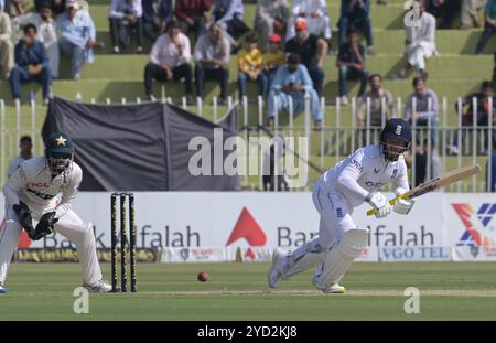 Rawalpindi, Pakistan. Oktober 2024. England Spieler ben duckett in Aktion während des ersten Tages des zweiten und letzten Cricket Test Matches zwischen Pakistan und England Pindi Cricket Stadium in Rawalpindi (Bild: © Raja Imran Bahadar/Pacific Press via ZUMA Press Wire) NUR REDAKTIONELLE VERWENDUNG! Nicht für kommerzielle ZWECKE! Stockfoto