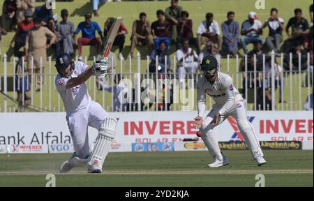 Rawalpindi, Pakistan. Oktober 2024. England Spieler Jamie Smith in Aktion am 1. Tag des zweiten und letzten Cricket Test Matches zwischen Pakistan und England Pindi Cricket Stadium in Rawalpindi (Foto: © Raja Imran Bahadar/Pacific Press via ZUMA Press Wire) NUR REDAKTIONELLE VERWENDUNG! Nicht für kommerzielle ZWECKE! Stockfoto